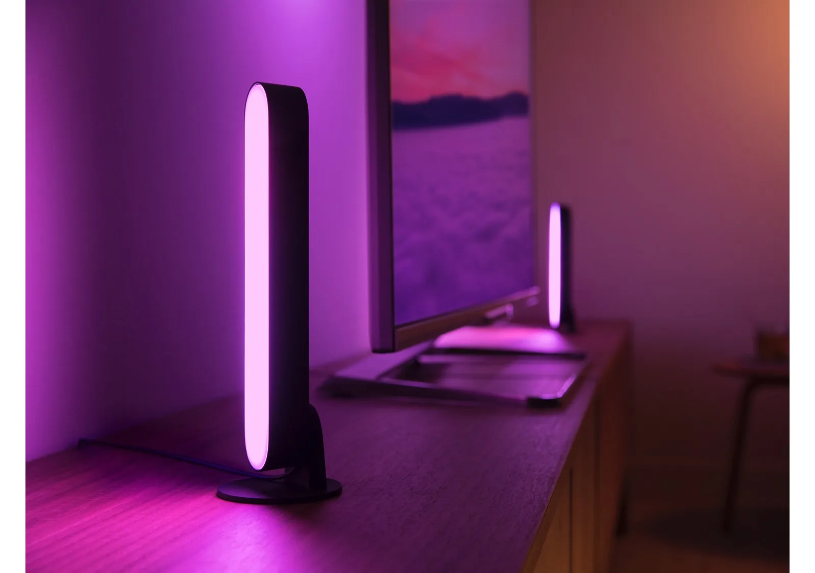 Barre lumineuse Philips Hue Play noire posée debout — vue 2