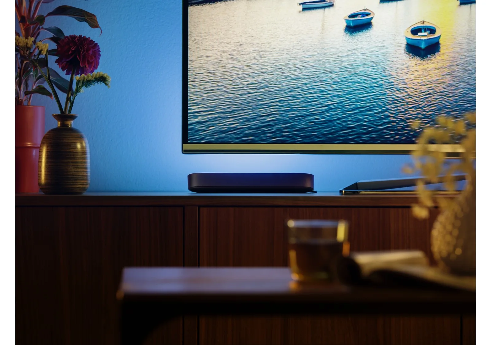 Barre lumineuse Philips Hue Play noire posée debout — vue 3