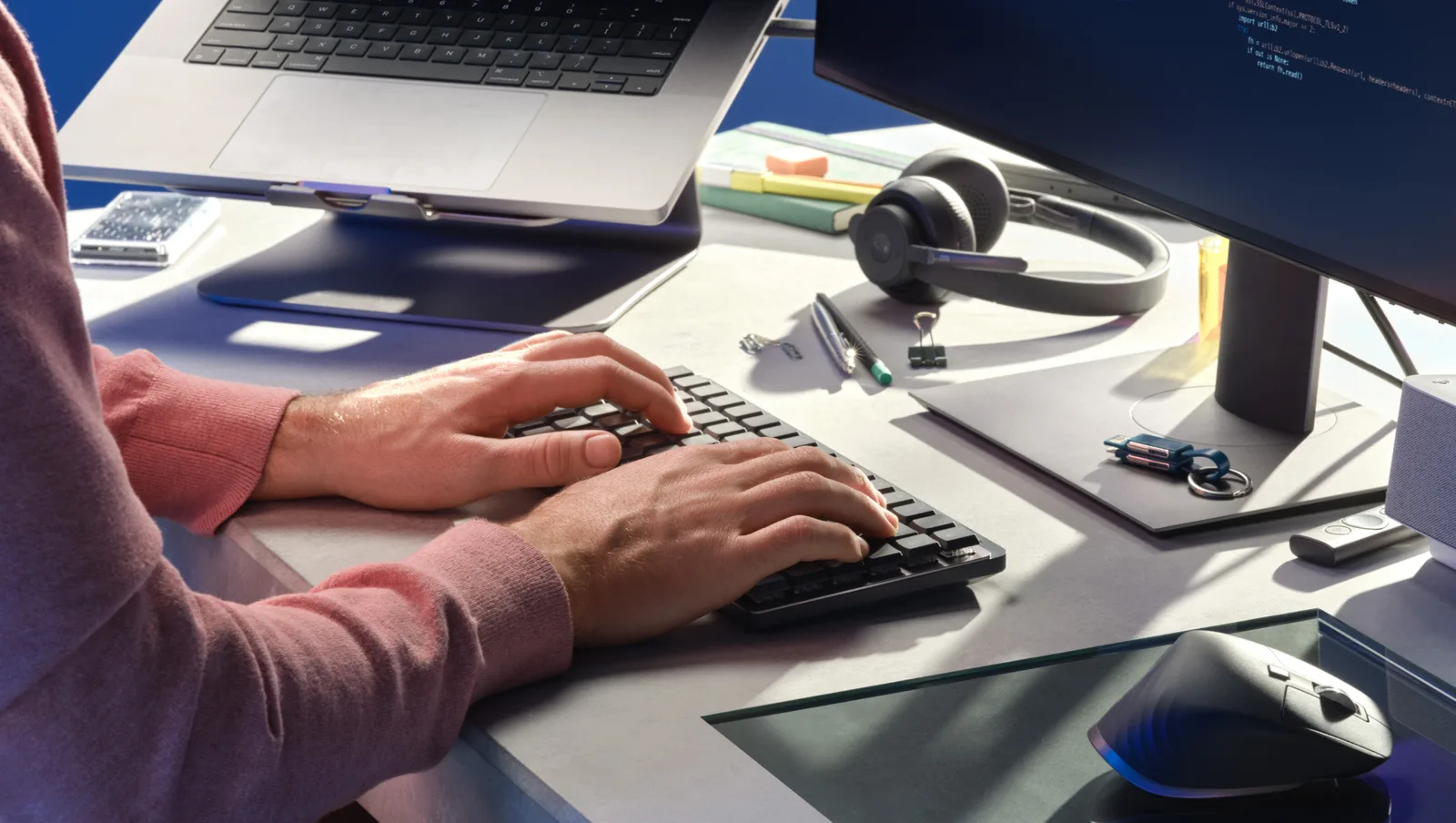 Clavier Logitech MX Mechanical Mini graphite en AZERTY français, vu de trois quarts — vue 2