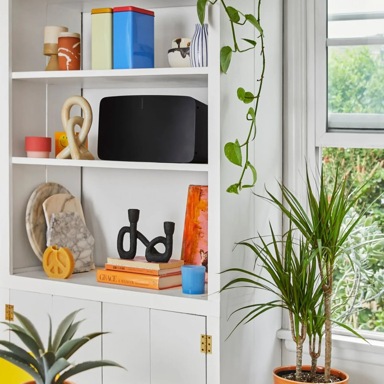 Enceinte hi-fi Wi-Fi Sonos Five posée à l'horizontale, vue de face — vue 3