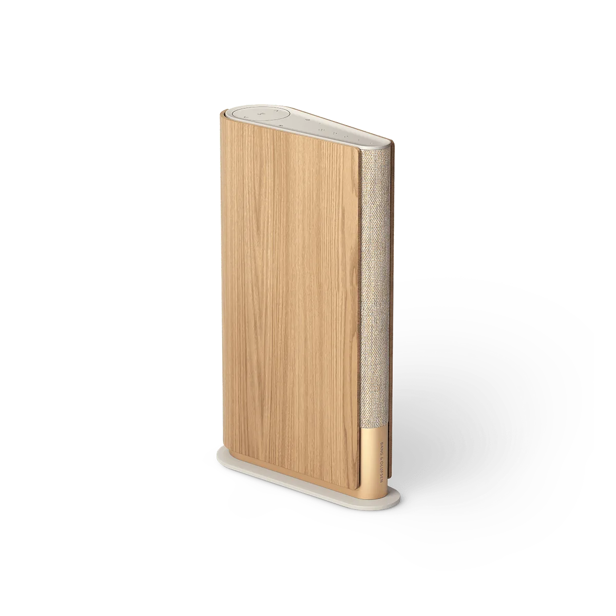 Enceinte Bang & Olufsen Beosound Emerge Gold Tone, aluminium doré et chêne, rangée entre des livres sur une étagère — vue 2