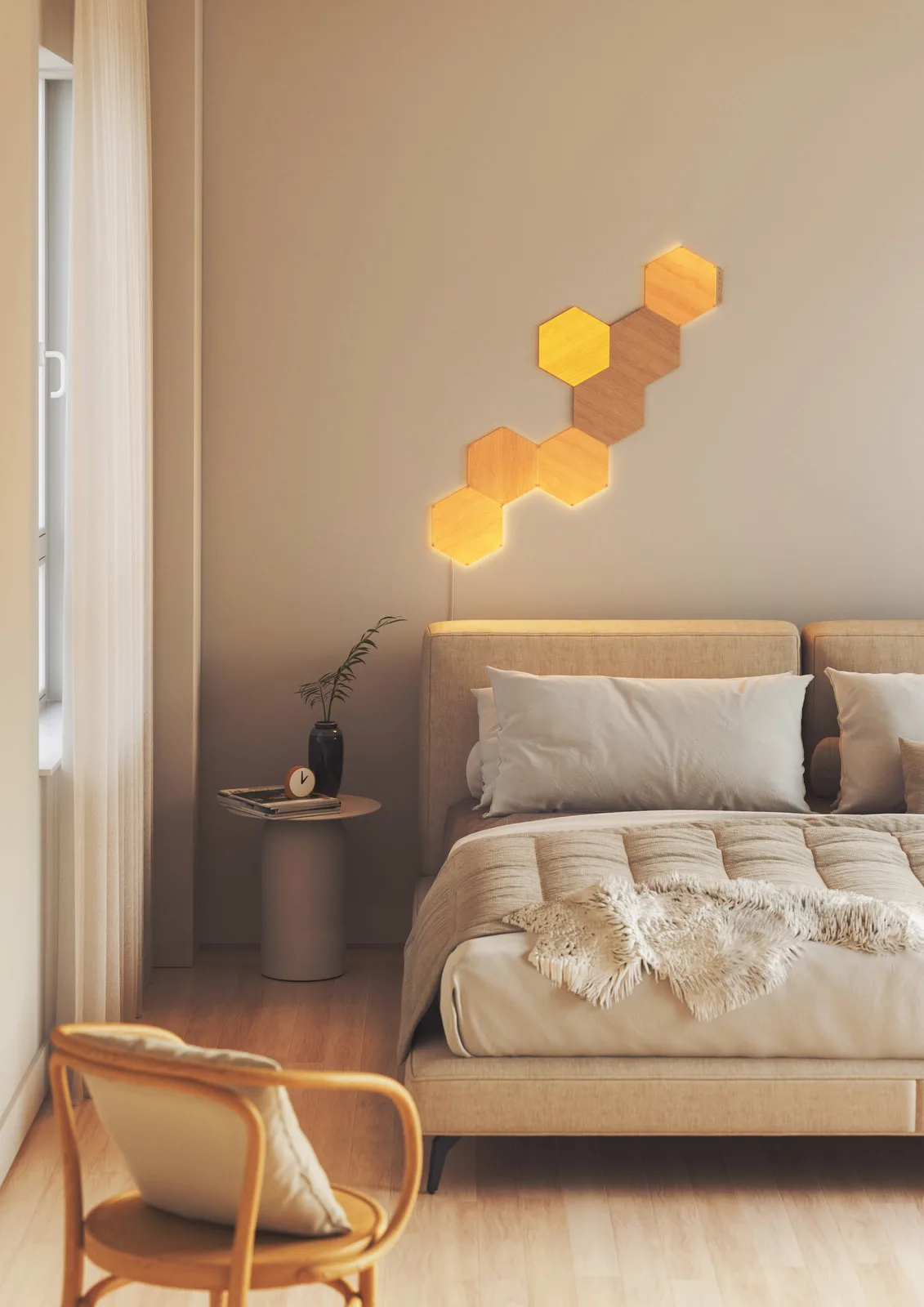 Panneaux hexagonaux Nanoleaf Elements effet bois allumés en lumière blanche chaude sur le mur d’une chambre — vue 2