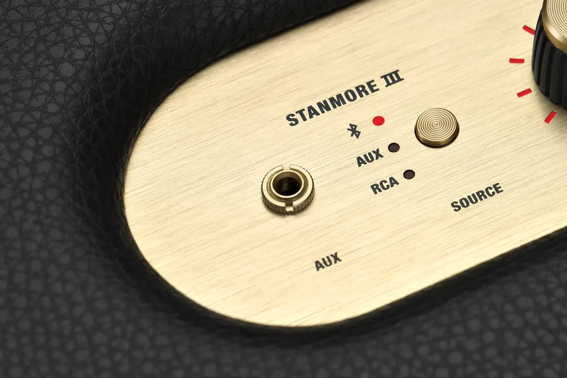 Enceinte Bluetooth Marshall Stanmore III noire avec façade grillagée et boutons de réglage dorés — vue 3