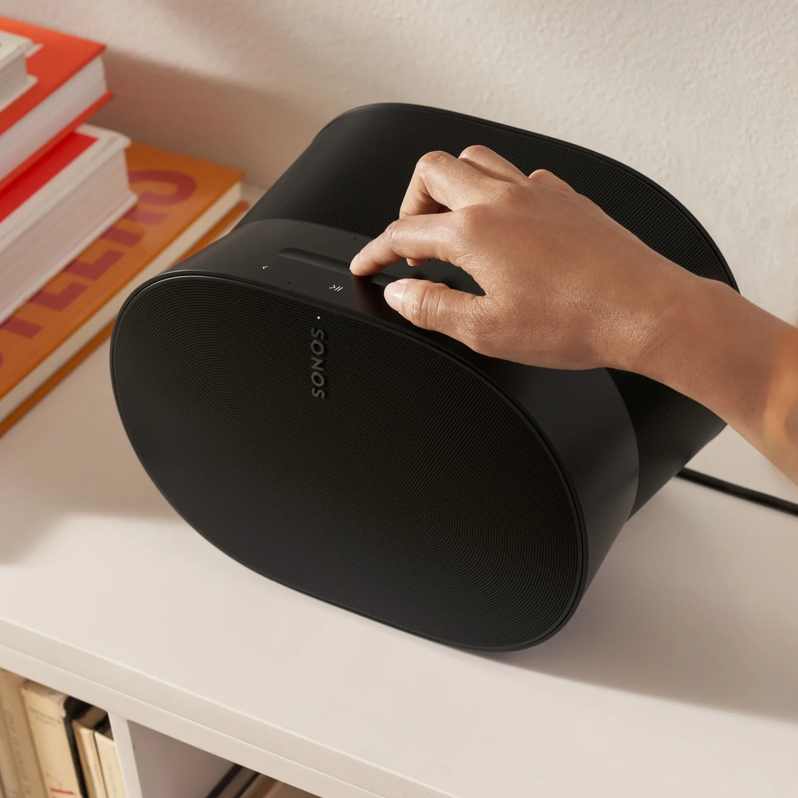 Enceinte Sonos Era 300 noire mate, vue de face, avec ses formes arrondies et sa grille perforée — vue 2