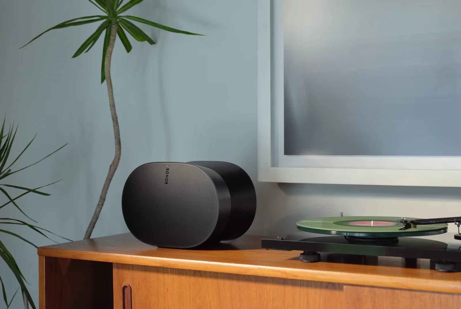Enceinte Sonos Era 300 noire mate, vue de face, avec ses formes arrondies et sa grille perforée