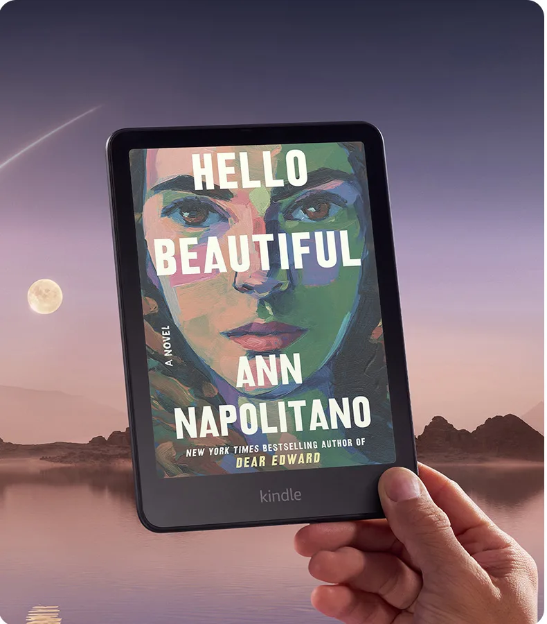 Main tenant une Kindle Colorsoft noire affichant une couverture de livre en couleur