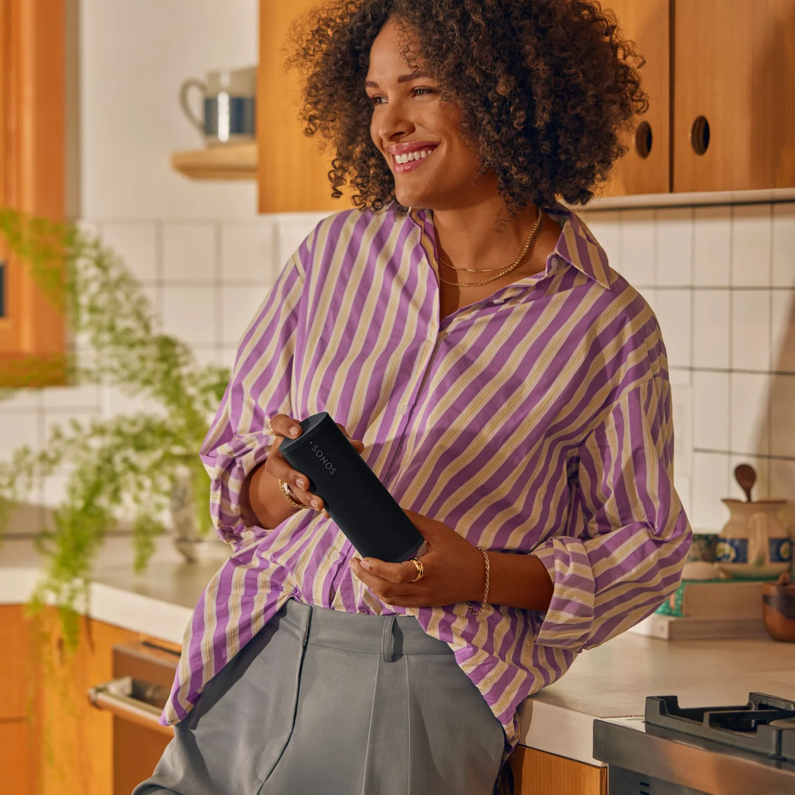 Enceinte portable Sonos Roam 2 noire, vue de face et de dessus, sur fond neutre — vue 2