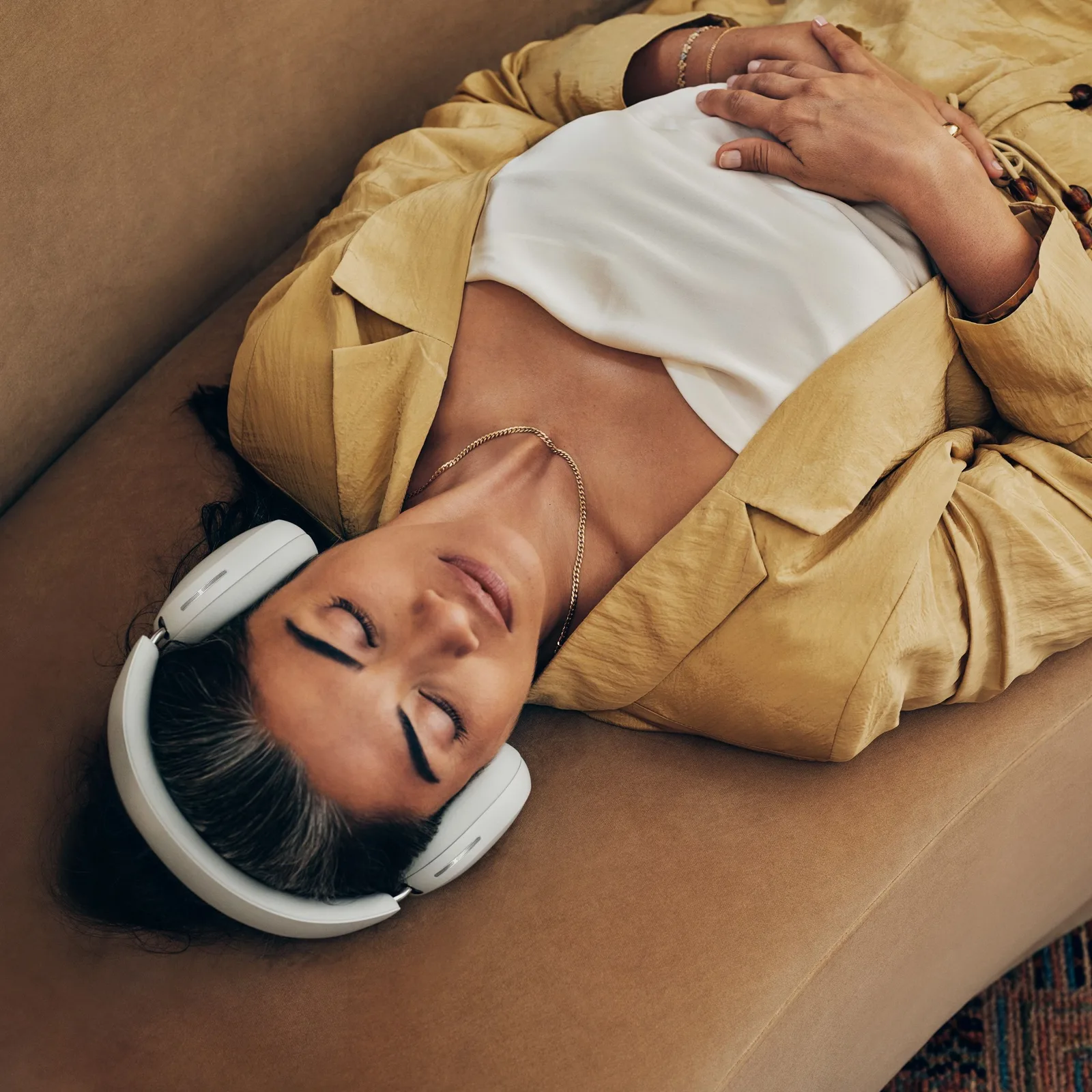 Casque Sonos Ace couleur Soft White, légèrement tourné de côté, sur fond neutre — vue 2