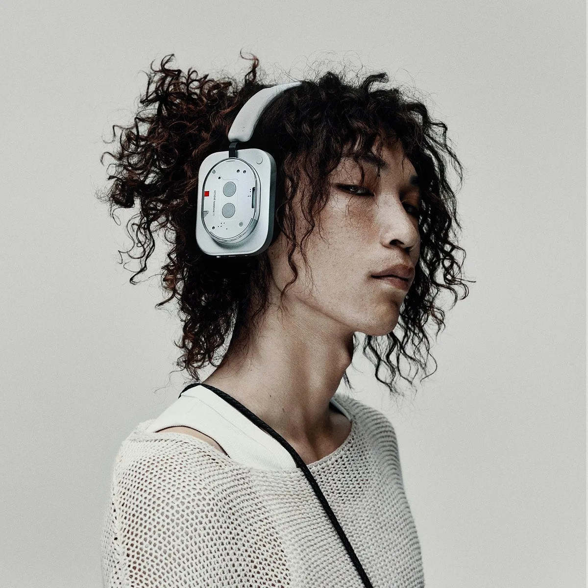 Casque sans fil Nothing Headphone (1) blanc au design transparent, vu de trois quarts — vue 2