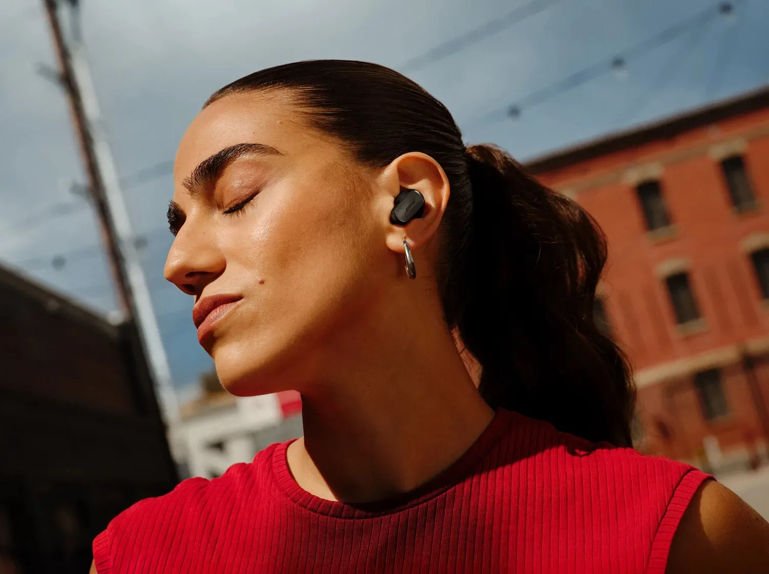 Écouteurs Bose QuietComfort Ultra Earbuds 2e génération noirs avec leur étui de recharge — vue 2