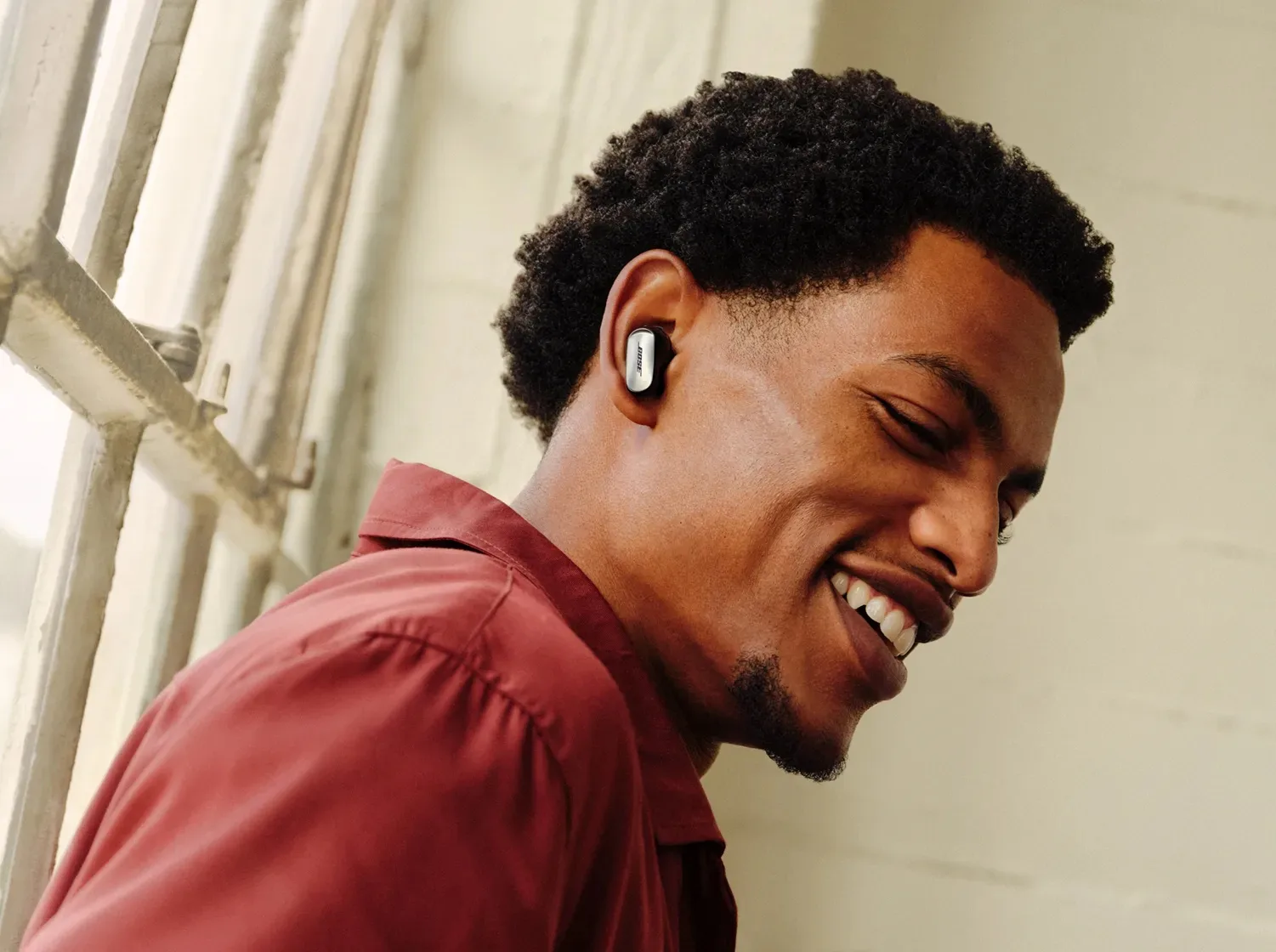 Écouteurs Bose QuietComfort Ultra Earbuds 2e génération noirs avec leur étui de recharge — vue 3