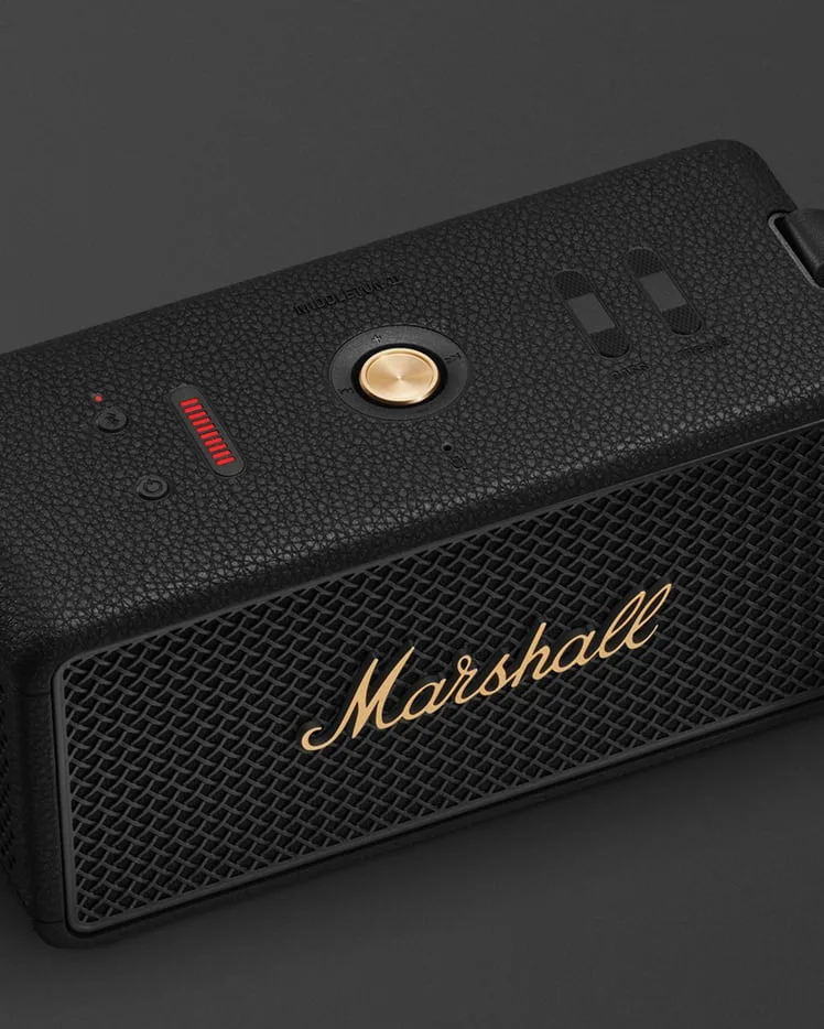 Enceinte Marshall Middleton II noire avec logo laiton, vue de trois quarts — vue 2
