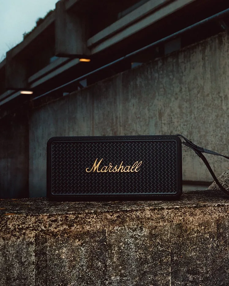 Enceinte Marshall Middleton II noire avec logo laiton, vue de trois quarts — vue 3