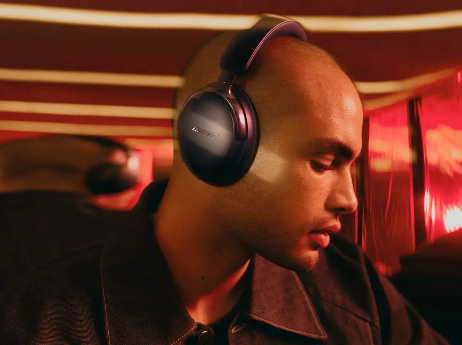 Casque Bose QuietComfort Ultra 2e génération noir, vu de trois quarts sur fond neutre — vue 2
