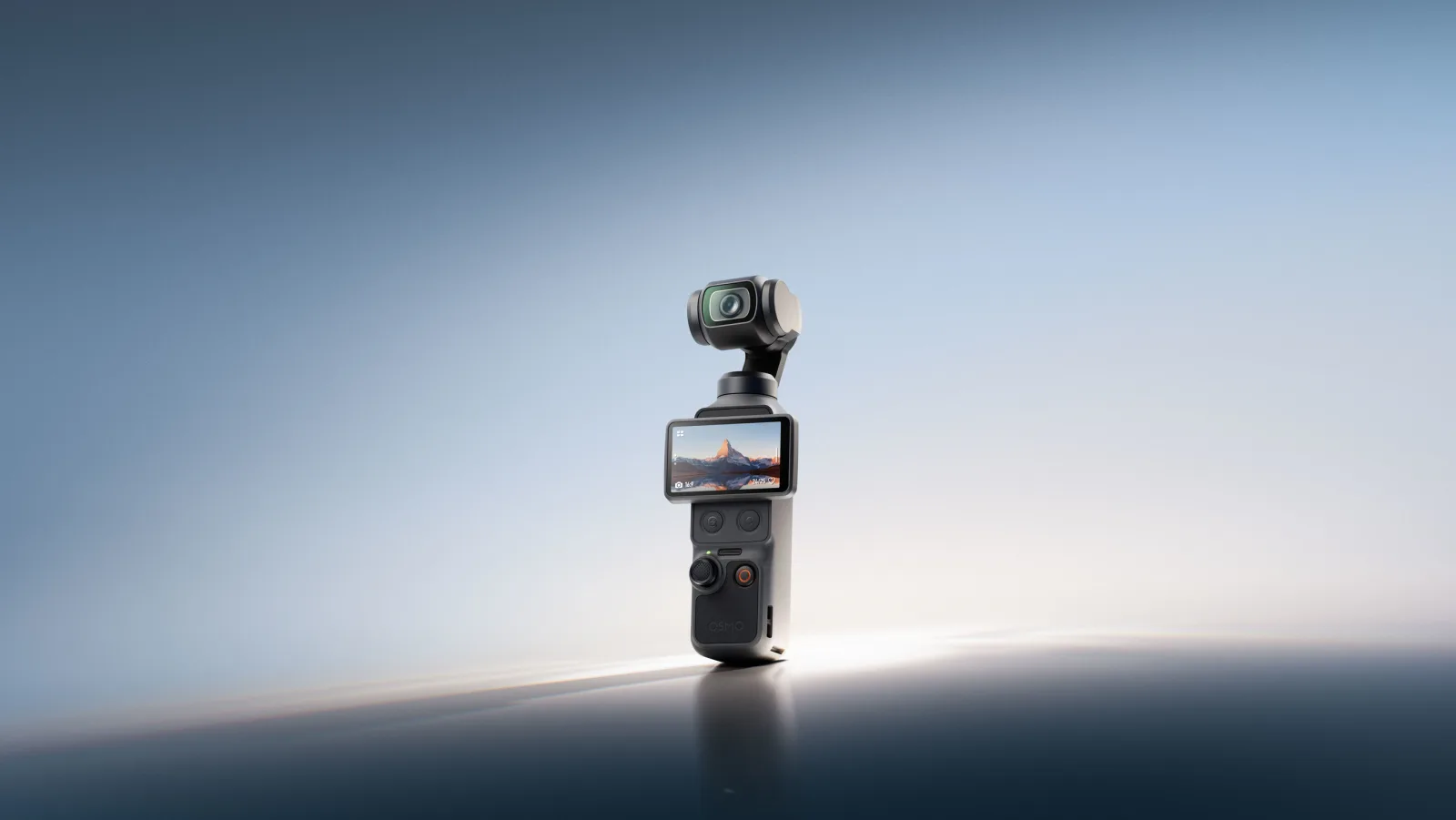 Caméra DJI Osmo Pocket 4 debout, écran pivoté, sur fond de ciel