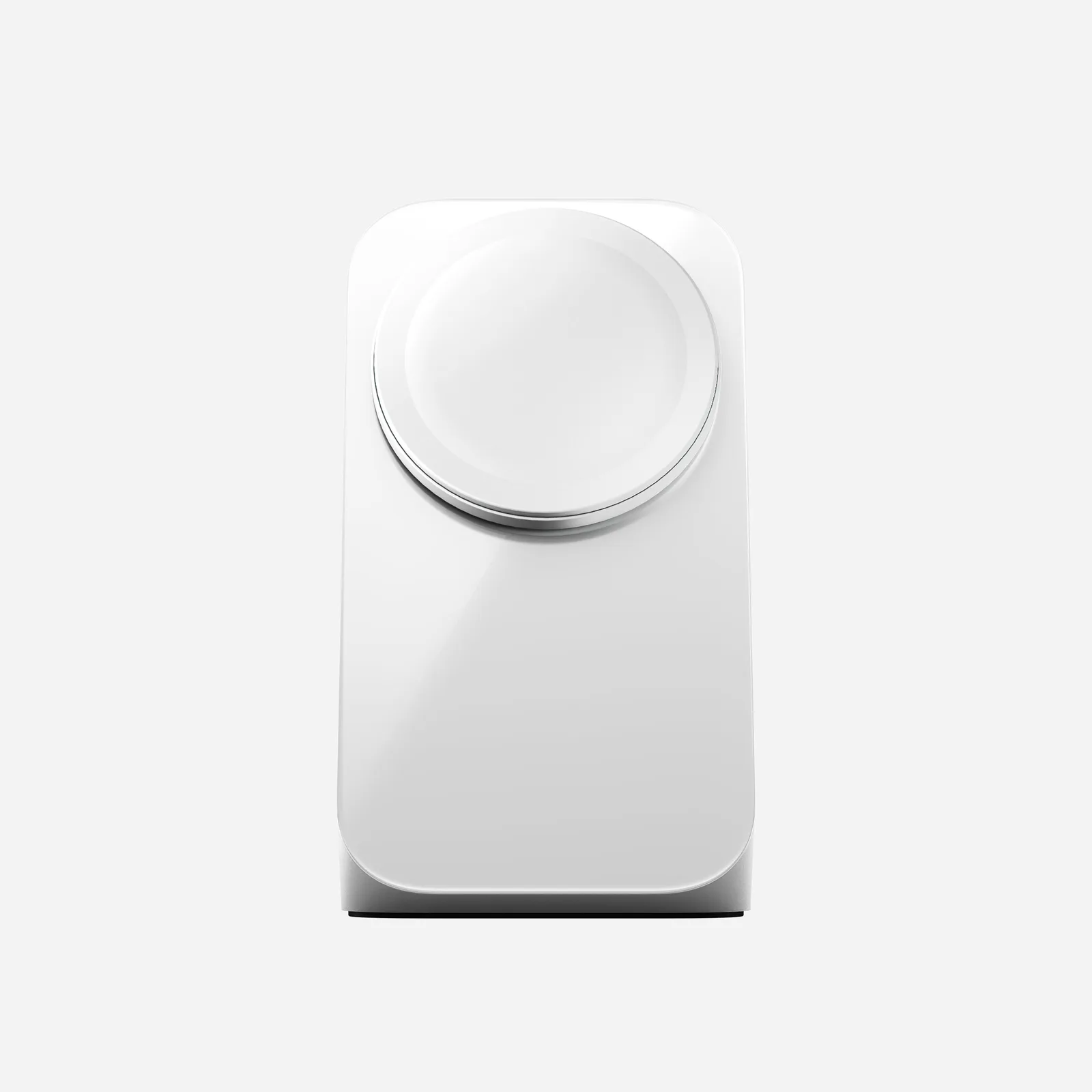 Chargeur Nomad Stand One V4 argent portant un iPhone en charge, AirPods posés sur la base — vue 2