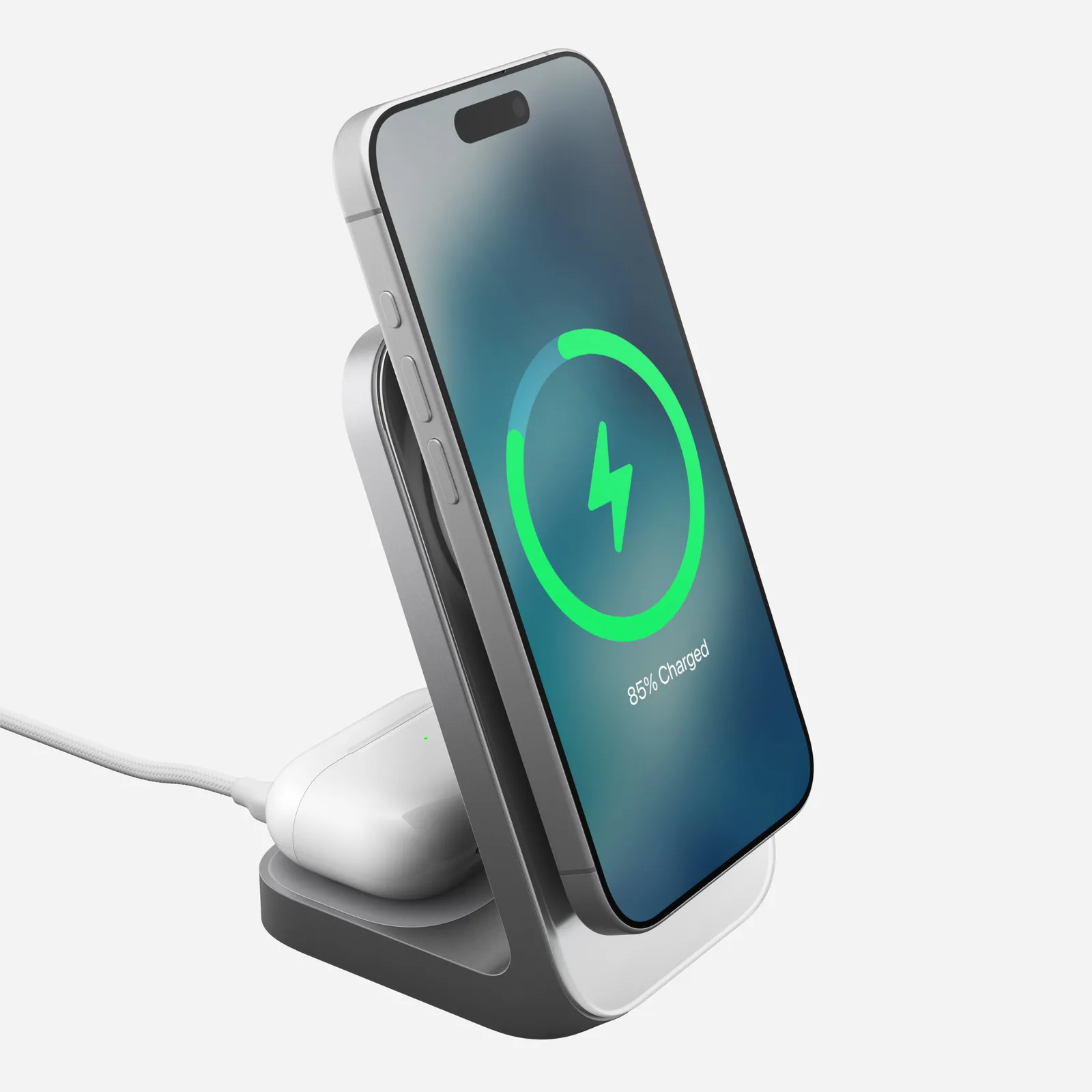 Chargeur Nomad Stand One V4 argent portant un iPhone en charge, AirPods posés sur la base