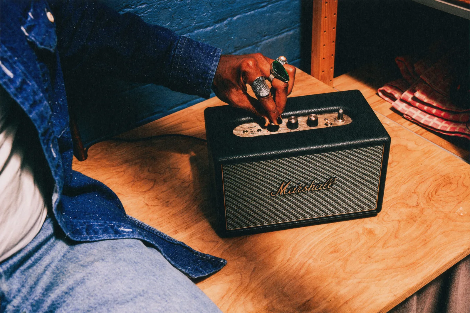 Enceinte Bluetooth Marshall Acton IV en photo d'ambiance officielle dans un intérieur